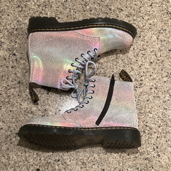 4 Girls Dr. Marten’s Pascal J 1460 Irridescent Pebbled Rainbow Boots - Picture 10 of 15